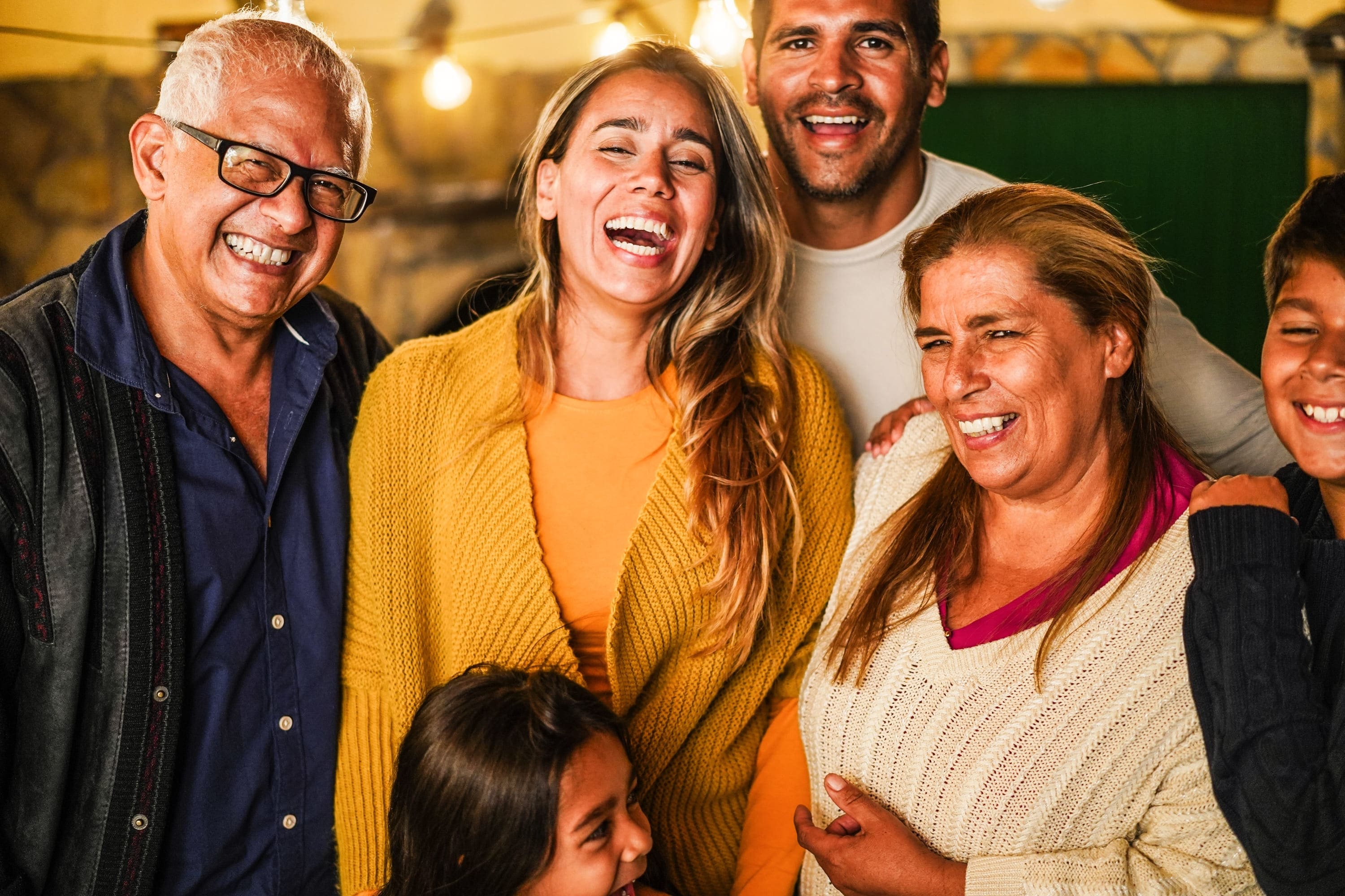 Familia española sonriendo al aire libre